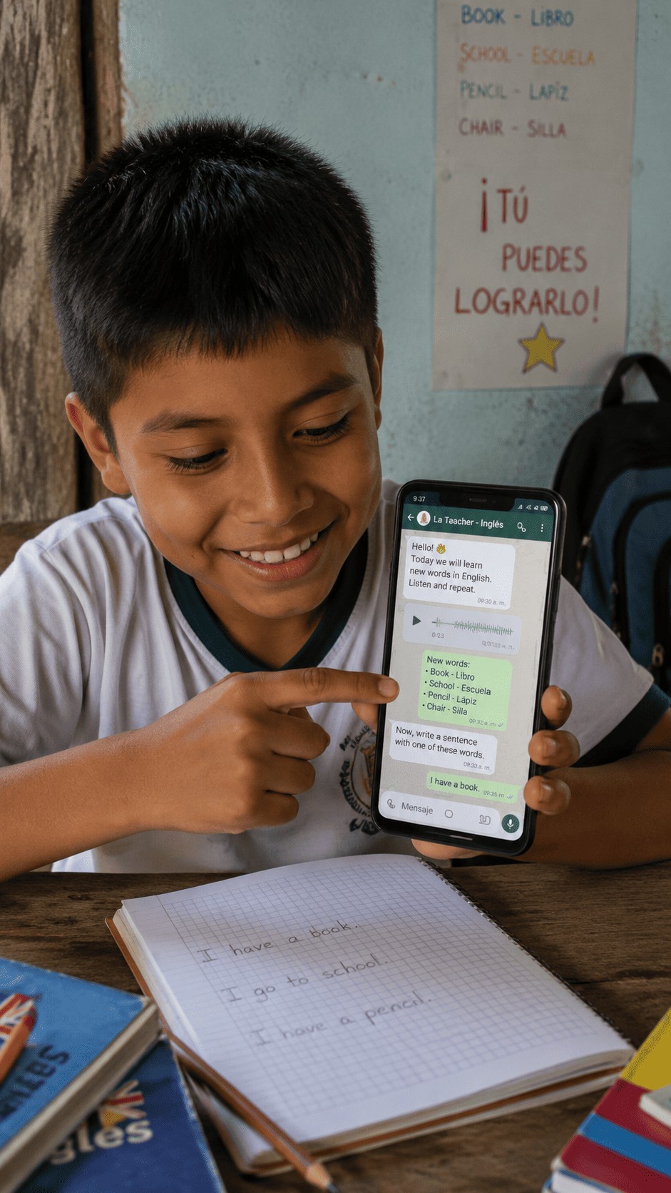 Niño aprendiendo inglés por WhatsApp con La Teacher, señalando la pantalla donde aparece el chatbot educativo