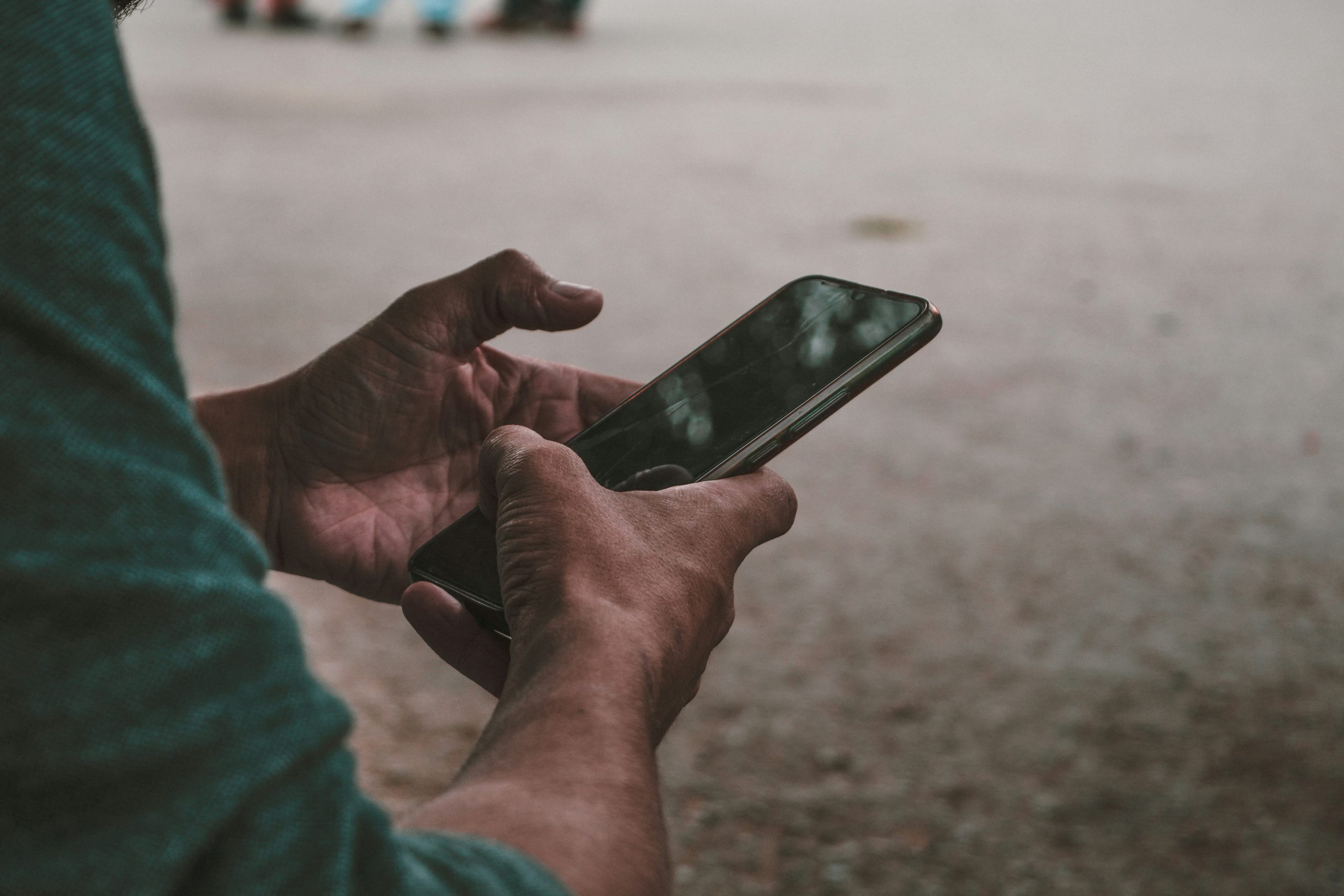Hombre en comunidad aprendiendo por WhatsApp en un espacio privado y seguro, sin juicio social